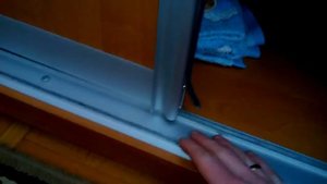 Как приклеить отвалившуюся щетку на шкаф-купе самому