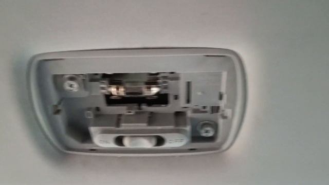 Снятие центрального плафона и замена лампочки освещения салона Honda CRV 3 смотреть онлайн