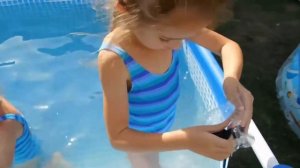 Змея в бассейне! Играем лизунами в воде