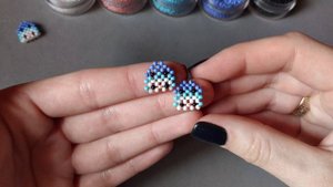 Фигурка котик из бисера в шапочке акулы в технике крестик