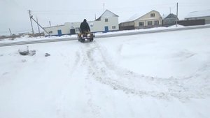 Уборка снега на мини тракторе из мотоблока
