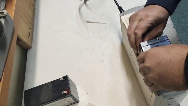 Замена аккумулятора в APC Back UPS RS 500 смотреть онлайн