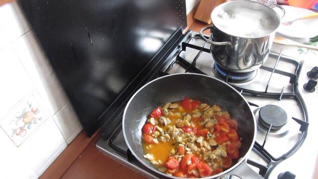 SPAGHETTI COZZE e VONGOLE SURGELATE con POMODORINI смотреть онлайн