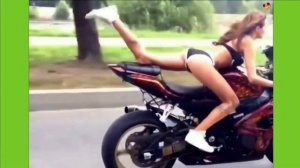 Крутые девушки на мотоцикле.