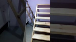 Простенькая деревянная лестница на второй этаж.