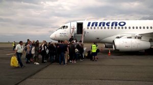 Посадка пассажиров в самолет Суперджет-100 авиакомпании Ираэро в аэропорту Барнаула