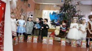 Новогоднюю песню "Сани с бубенцами" ("Саночки") поют дети в детском саду на новогоднем утреннике.