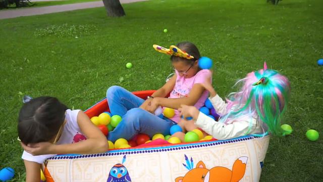 Ева с подружками развлекаются, смеются, играют | Видео для детей смотреть онлайн