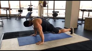 Подтягивание ног в планке