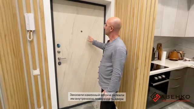 Необычная отделка входной двери каменным шпоном