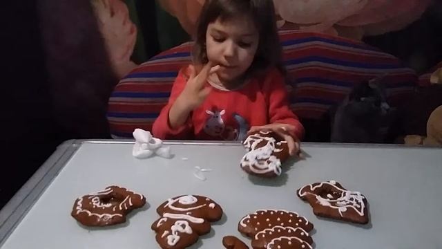 Машенька росписывает пряники из козульного теста смотреть онлайн