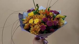 Оригинальный букет с хризантемами