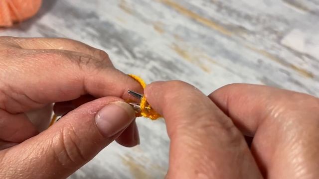 Узоры спицами. Рельефный узор на основе резинки 2х2. смотреть онлайн