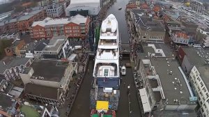 Мегаяхта Feadship SYMPHONY 102 м на каналах Роттердама (Голландия). 2015 год.