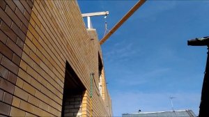 Подъем лебедкой шестиметровых досок на крышу двухэтажного коттеджа