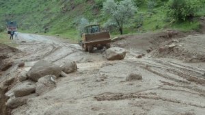 Уборка дороги после схода селевого потока