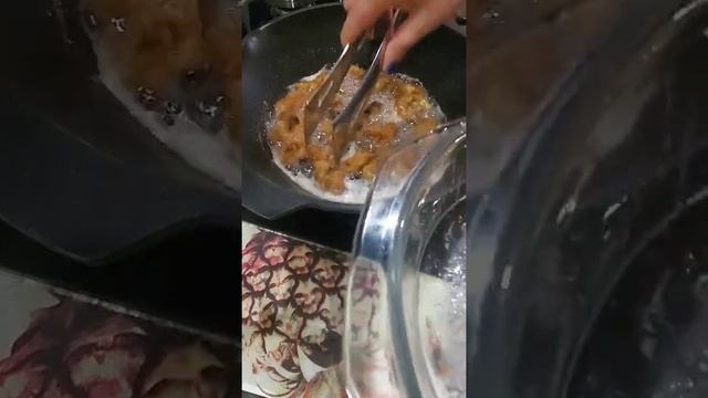 Курица в кляре в сливочно - медовом фритюре по-корейски. Любовь с первого укуса.