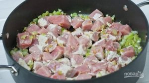 Свинина, тушенная с зеленым горошком