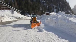 Фронтальный погрузчик VENIERI VF 1.63C работа с отвалом-бабочкой