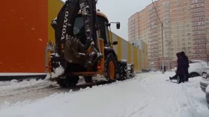 Желтый трактор чистит снег. Видео для детей