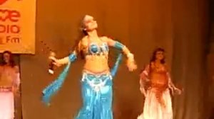 Наталья Саляева исполняет песню на арабском языке.