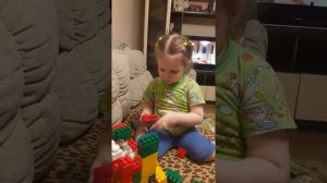 Доча строит замок из кубиков лего
