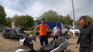 учимся кататься на скутере .