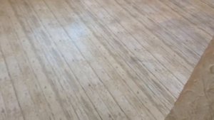 Полы из обоев. Шаг 1 Клетм на клей пва. И покрываем сверху обои клеем пва. Ждём высыхания.