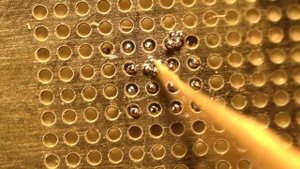 Восстановление выводов BGA при помощи шариков и трафарета