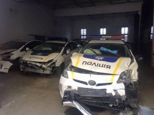 ЦЕЛОЕ «КЛАДБИЩЕ» РАЗБИТЫХ АВТОМОБИЛЕЙ ПОЛИЦИИ УКРАИНЫ