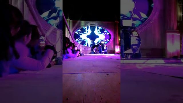 Мальчик танцует на сцене карнавала в Венеции смотреть онлайн