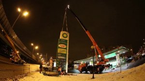 Демонтаж стелы краном и автовышкой