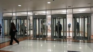 Шлюзовые кабины: решение для входной группы аэропорта