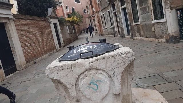 Вывалились на сушу и "поплыли" теперь уже по зашкаарным стенодорогам Венеции. Процесс плывет??? смотреть онлайн