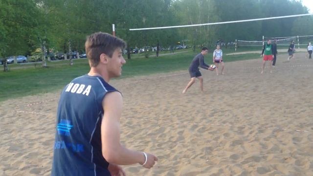 Правила и мяч не помеха. Играем в пляжный волейбол как хотим) смотреть онлайн