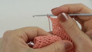 Детское платье крючком на кокетке реглан