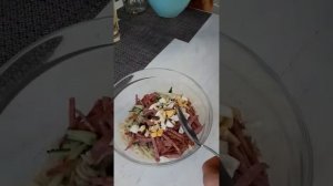 Мивина, яйцо, огурец и колбаса! Очень вкусный простой салат