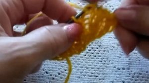 Красивый ажурный край вязанного изделия спицами.