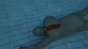 Тренировка по фридайвингу в бассейне