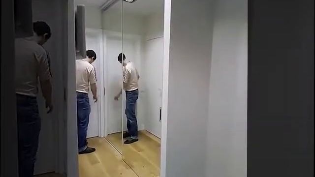 Безрамный зеркальный шкаф с врезанной в паркет нижней направляющей. (Стоимость 52.000)