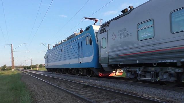 ЭП1М-471 с поездом №180 Санкт-Петербург - Евпатория смотреть онлайн