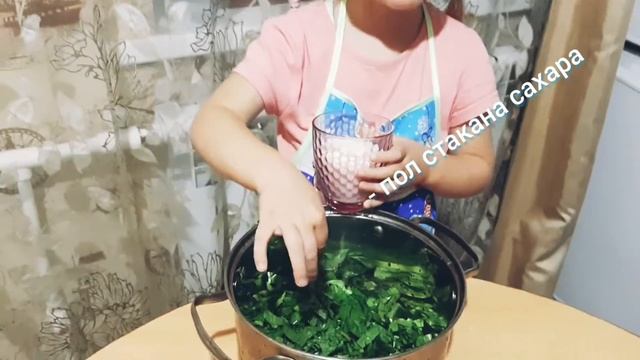 Готовим с Машей пирог с щавелем.  #готовимсдетьми #ребенокготовит #рецепты