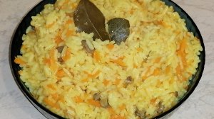 Рис с вешенками и морковью на сковороде