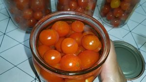 Помидоры черри в собственном соке