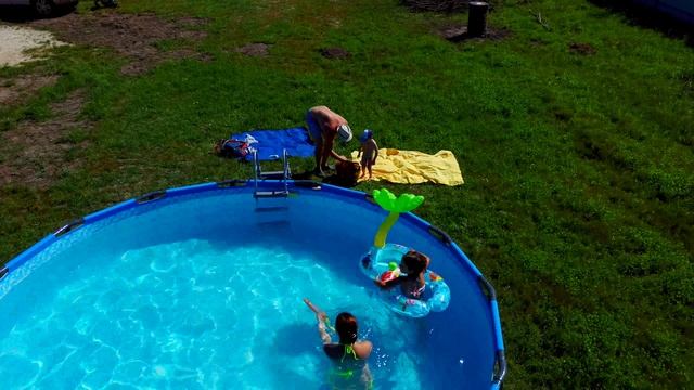 В бассейне смотреть онлайн