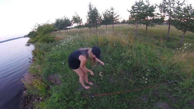 Жаркий летний вечер на рыбалке.Она снова меня обловила! смотреть онлайн