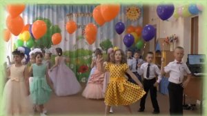 Вход с шарами на выпускном в детском саду.mp4