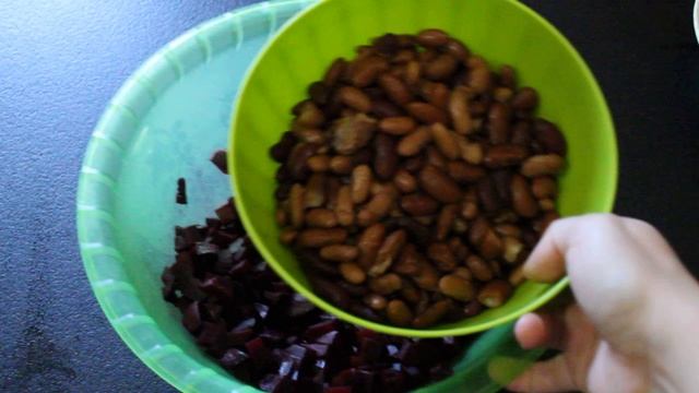 Салат из свеклы,фасоли и соленых  огурцов
