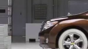 Crash Test 2009 Toyota Venza / Toyota Mark X Zio  (Frontal Impact) IIHS