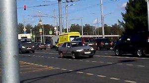 Реанимация Скорой Помощи Ford Transit едет на вызов